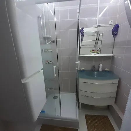 Appartement Rdc Avec Veranda Et Terrasse, Proche Et Commerces, Parking Privatif - Fr-1-324a-50