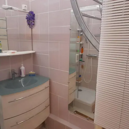 Appartement Rdc Avec Veranda Et Terrasse, Proche Et Commerces, Parking Privatif - Fr-1-324a-50 Saint-Hilaire-de-Riez